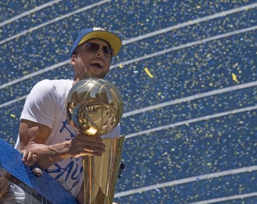 Themen der Woche - SPORT KW25 Bilder des Tages - SPORT Golden State Warrior Stephen Curry holds the NBA Basketball Herren USA trophy as his bus moves up Broadway for the Warriors victory parade in Oakland, California on June 12, 2018. The Warriors and their fans are celebrating back to back NBA championships.  SXP2018061216 TERRYxSCHMITT