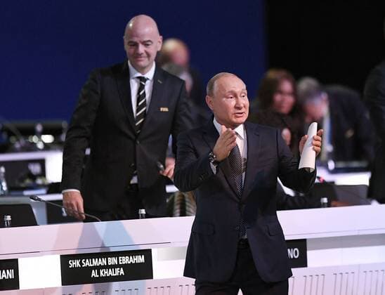 Fussball International FIFA Kongress 2018 in Moskau 13.06.3018 Der russische Praesident Wladimir Putin begruesst die FIFA - Deligiert