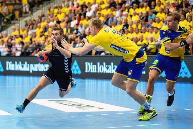 Handball, WM Qualifikation, Schweden - Niederlande 180613 Nederländernas Lucas Steins och Sveriges Johan Jakobsson under VM-kvalmatchen i handboll mellan Sverige och Nederländerna den 13 juni 2018 i Kristianstad. Copyright: MATHILDAxAHLBERG BB180613MA013