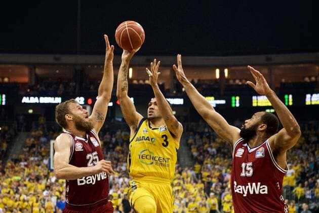 Basketball Berlin 13.06.2018 easyCredit-BBL 1. Bundesliga Saison 2017 2018 Playoffs Finale Spiel 4 Alba Berlin - FC Bayern München Peyton Siva (Alba Berlin, No.03) Anton Gavel (München, No.25) Reggie Redding (München, No.15)