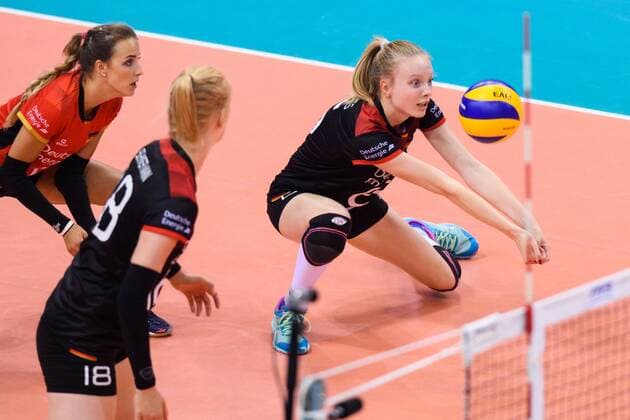 Volleyball, Damen Nations League, Deutschland - Türkei 13.06.2018, Porsche Arena, Stuttgart Volleyball, Volleyball Nations League, Deutschland vs. Türkei Tuerkei Lenka Dürr Duerr ( 1 GER), Leonie Schwertmann ( 18 GER), Annahme Jennifer Geerties ( 6 GER)