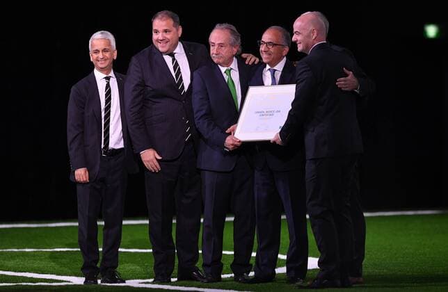 Fussball International FIFA Kongress 2018 in Moskau 13.06.3018 WM Vergabe 2026; Gewinner ist United Bid, Bewerbungskombination aus Mexiko, USA und Canada; FIFA Council Mitglied Sunil Gulati (USA), CONCACAF Praesident Victor Montagliani (Canada) Decio de Maria (Praesident Mexikanischer Fussballverband), Carlos Cordeiro (Praesident United States Football Association) und FIFA Praesident Gianni Infantino (v.li, Schweiz) *** Football International FIFA Congress 2018 in Moscow 13 06 3018 World Cup winner 2026 Winner is United Bid Mexico and USA USA Canada and Canada FIFA Council Member Sunil Gulati USA CONCACAF President Victor Montagliani Canada Mexican President Carlos Cordeiro President United States Football Association and FIFA President Gianni Infantino v li Switzerland 