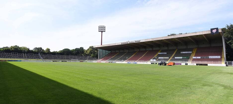 Fußball Grotenburg-Stadion am 11.06.2018 in Krefeld Das Grotenburg-Stadion, ehemals als Grotenburg-Kampfbahn bekannt, ist ein Fußballstadion im Krefelder Stadtteil Bockum. Es beheimatet seit 1971 den Fußballverein KFC Uerdingen.