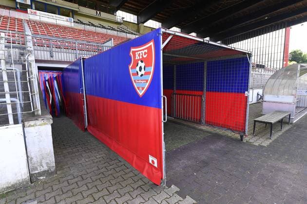 Fußball Grotenburg-Stadion am 11.06.2018 in Krefeld Das Grotenburg-Stadion, ehemals als Grotenburg-Kampfbahn bekannt, ist ein Fußballstadion im Krefelder Stadtteil Bockum. Es beheimatet seit 1971 den Fußballverein KFC Uerdingen.
