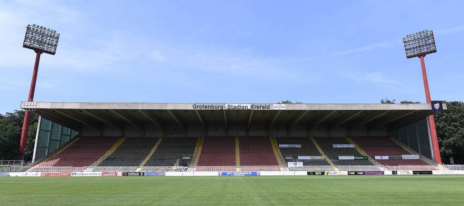 Fußball Grotenburg-Stadion am 11.06.2018 in Krefeld Das Grotenburg-Stadion, ehemals als Grotenburg-Kampfbahn bekannt, ist ein Fußballstadion im Krefelder Stadtteil Bockum. Es beheimatet seit 1971 den Fußballverein KFC Uerdingen.