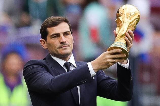 Bilder des Tages - SPORT MOSCOW, RUSSIA - JUNE 14, 2018: Spanish footballer Iker Casillas holds the 2018 FIFA World Cup WM Weltmeisterschaft Fussball trophy during the opening ceremony of the 2018 FIFA World Cup at Luzhniki Stadium. Sergei Bobylev TASS  TS0841CF