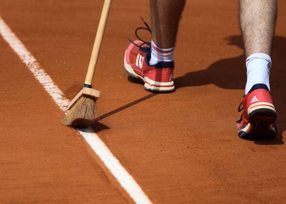 French Open , Linie wird mit Besen gefegt, gesaeubert,Nahaufnahme, Detail, Copyright: xJuergenxHasenkopfx