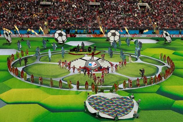 Bilder des Tages - SPORT British singer Robbie Williams (C) during the opening ceremony of the FIFA World Cup WM Weltmeisterschaft Fussball 2018 Group A soccer match between Russia and Saudi Arabia, in Moscow, Russia, 14 June 2018. RUSSIA VS. SAUDI ARABIA !ACHTUNG: NUR REDAKTIONELLE NUTZUNG!  Copyright: xJosexMendezx FWC01-64 20180614-636645915270403961