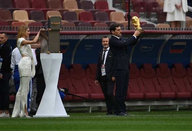 (180614) -- MOSCOW, June 14, 2018 -- Spain s Iker Casillas (R, front) presents the World Cup trophy prior to the opening ceremony of the 2018 FIFA World Cup WM Weltmeisterschaft Fussball in Moscow, Russia, on June 14, 2018. ) (SP)RUSSIA-MOSCOW-2018 WORLD CUP-TROPHY ChenxCheng 