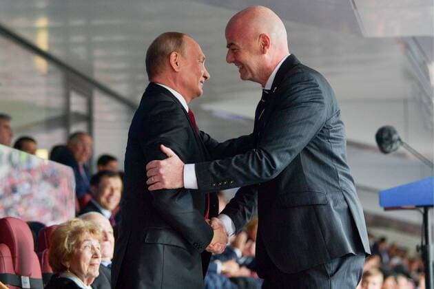 Bilder des Tages - SPORT MOSCOW, RUSSIA - JUNE 14, 2018: Russia s President Vladimir Putin (L) and FIFA President Gianni Infantino shake hands at the opening ceremony of the 2018 FIFA World Cup WM Weltmeisterschaft Fussball at Luzhniki Stadium. Alexei Druzhinin Russian Presidential Press and Information Office TASS  TS0842C8