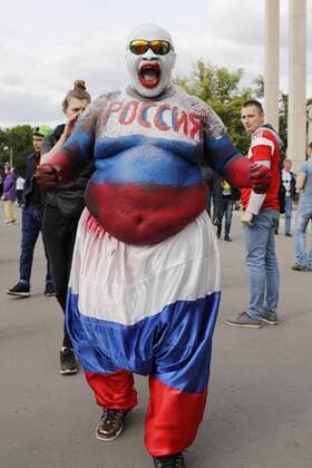 WM 2018, Fans Bilder des Tages - SPORT Russian fan with face and body painted in Russian flag colours xVIxVIxImagesx xMauricexvanxSteenxIVx 11201104