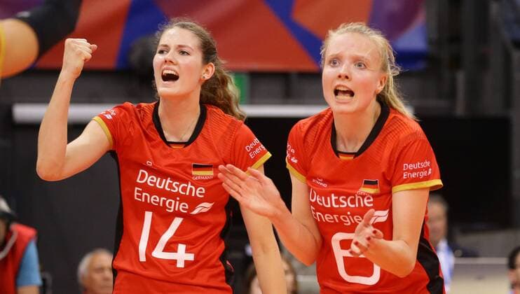 Stuttgart , Volleyball Nations League Deutschland vs. Niederlande , Jubel Deutschland , von links: Marie Schölzel Jennifer Geerties