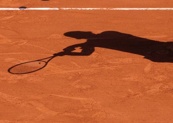 Feature Roland Garros 2018,Schatten eines Spielers beim Rueckschlag, von oben, Copyright: xJuergenxHasenkopfx