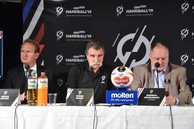 Stefan Löcher, Geschäftsführer der Lanxess Arena, l-r, Heiner Brand , Botschafter der Handball WM und Andreas Michelmann, DHB Präsident posieren am 15.06.2018 in Köln bei der Vorstellung des Handball WM Botschafter. Die Handball WM 2019 findet vom 10. - 27. Januar 2019 unter anderem auch in der Lanxess Arena in Köln statt.