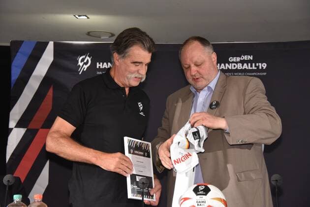 Heiner Brand , Botschafter der Handball WM , l-r, und Andreas Michelmann, DHB Präsident posieren am 15.06.2018 in Köln bei der Vorstellung des Handball WM Botschafter. Die Handball WM 2019 findet vom 10. - 27. Januar 2019 unter anderem auch in der Lanxess Arena in Köln statt.
