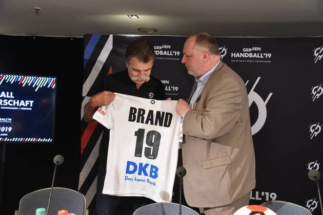 Heiner Brand , Botschafter der Handball WM , l-r, und Andreas Michelmann, DHB Präsident posieren am 15.06.2018 in Köln bei der Vorstellung des Handball WM Botschafter. Die Handball WM 2019 findet vom 10. - 27. Januar 2019 unter anderem auch in der Lanxess Arena in Köln statt.