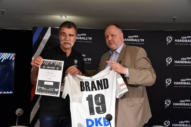 Heiner Brand , Botschafter der Handball WM , l-r, und Andreas Michelmann, DHB Präsident posieren am 15.06.2018 in Köln bei der Vorstellung des Handball WM Botschafter. Die Handball WM 2019 findet vom 10. - 27. Januar 2019 unter anderem auch in der Lanxess Arena in Köln statt.
