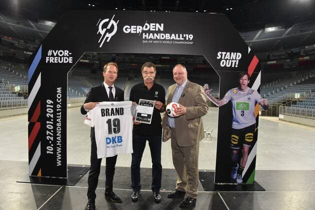 Stefan Löcher, Geschäftsführer der Lanxess Arena, l-r, Heiner Brand , Botschafter der Handball WM und Andreas Michelmann, DHB Präsident posieren am 15.06.2018 in Köln bei der Vorstellung des Handball WM Botschafter. Die Handball WM 2019 findet vom 10. - 27. Januar 2019 unter anderem auch in der Lanxess Arena in Köln statt.