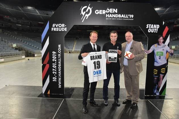 Stefan Löcher, Geschäftsführer der Lanxess Arena, l-r, Heiner Brand , Botschafter der Handball WM und Andreas Michelmann, DHB Präsident posieren am 15.06.2018 in Köln bei der Vorstellung des Handball WM Botschafter. Die Handball WM 2019 findet vom 10. - 27. Januar 2019 unter anderem auch in der Lanxess Arena in Köln statt.