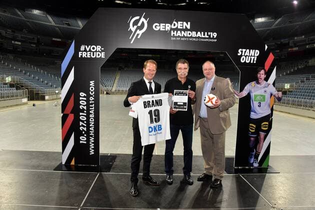 Stefan Löcher, Geschäftsführer der Lanxess Arena, l-r, Heiner Brand , Botschafter der Handball WM und Andreas Michelmann, DHB Präsident posieren am 15.06.2018 in Köln bei der Vorstellung des Handball WM Botschafter. Die Handball WM 2019 findet vom 10. - 27. Januar 2019 unter anderem auch in der Lanxess Arena in Köln statt.