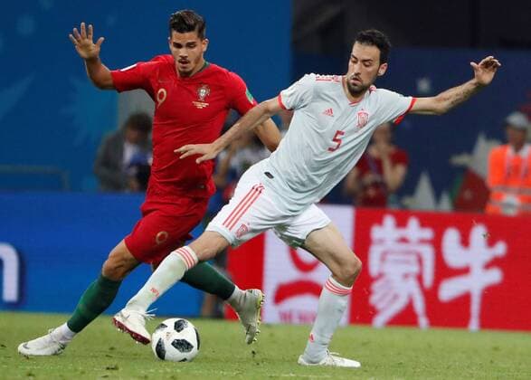 WM 2018, Portugal - Spanien Portuguese forward Andre Silva (L) and Spanish midfielder Busquets during the FIFA World Cup WM Weltmeisterschaft Fussball 2018 Group B soccer match between Portugal and Spain, in Sochi, Russia, 15 June 2018. PORTUGAL VS. SPAIN !ACHTUNG: NUR REDAKTIONELLE NUTZUNG!  Copyright: xJavierxEtxezarretax FWC04-218 20180615-636646959192888095
