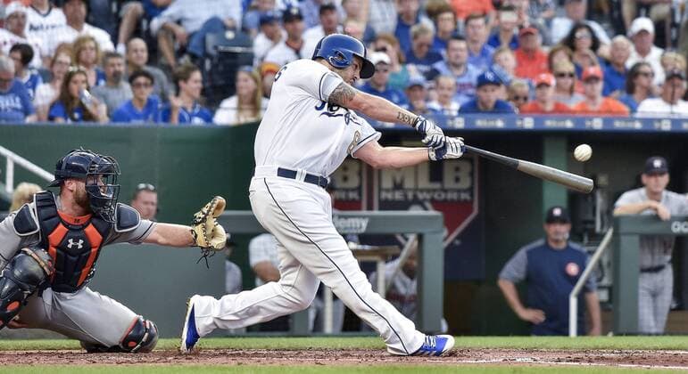 Bilder des Tages - SPORT June 15, 2018 - Kansas City, MO, USA - The Kansas City Royals Mike Moustakas connects on a two-run double in the third inning against the Houston Astros on Friday, June 15, 2018, at Kauffman Stadium in Kansas City, Mo. Houston at Kansas City - ZUMAm67_ 20180615_zaf_m67_005 Copyright: xJohnxSleezerx