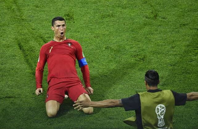 Themen der Woche - SPORT KW25 Bilder des Tages - SPORT (180615) -- SOCHI, June 15, 2018 -- Cristiano Ronaldo (L) of Portugal celebrates his second goal during a group B match between Portugal and Spain at the 2018 FIFA World Cup WM Weltmeisterschaft Fussball in Sochi, Russia, June 15, 2018. ) (SP)RUSSIA-SOCHI-2018 WORLD CUP-GROUP B-PORTUGAL VS SPAIN ChenxYichen 