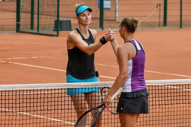 GER, ITF Womens Circuit, 6. ITF- Bredeney Ladies Open 2018 vom 11.-16. Juni 16.06.2018, Verein: Tennisclub Bredeney e.V. Essen (5037) Zeißbogen 29, 45133 Essen , Essen, GER, ITF Womens Circuit, 6. ITF- Bredeney Ladies Open 2018 vom 11.-16. Juni , im Bild Mandy Minella (LUX) (li)nach ihrem Sieg gegen Cindy Burger (NED) (re) im Finale der 6. ITF- Bredeney Ladies Open 2018