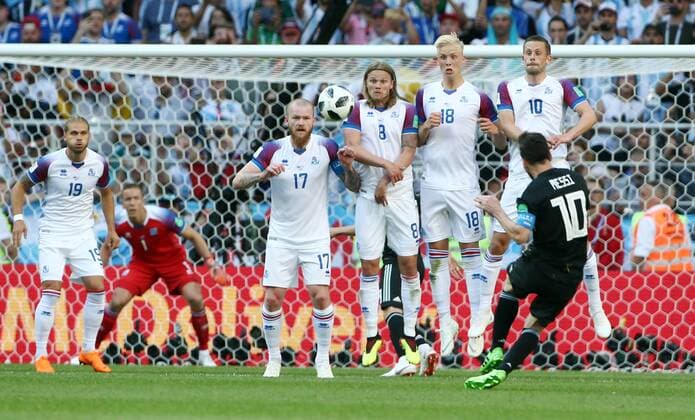 Lionel Messi Freistoß schießend, Aron Gunnarsson, Birkir Bjarnason, Hördur Magnusson, Gylfi Sigurdsson Fußball Fussball FIFA WM Weltmeisterschaft Russland Russia 2018 Saison 2017 2018 16.06.2018 Argentinien ARG vs. Island ISL *** Lionel Messi Free-firing Aron Gunnarsson Birkir Bjarnason Horde Magnusson Gylfi Sigurdsson Sport Football Soccer FIFA World Cup Russia Russia 2018 Season 2017 2018 16 06 2018 Argentina ARG vs. Iceland ISL