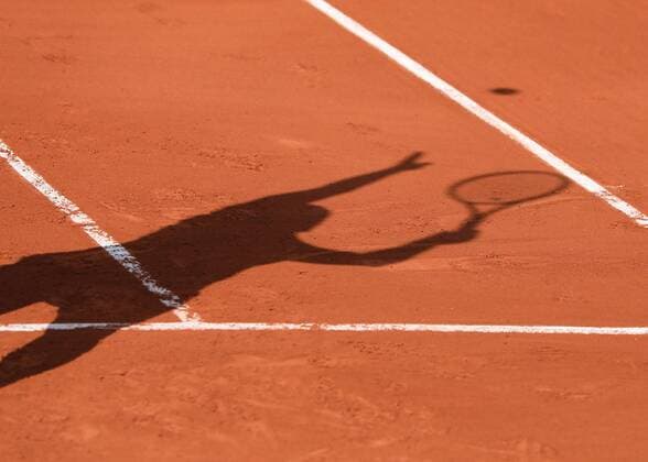 Feature Roland Garros, Spieler Schatten auf dem Platz, Aufschlag, Symbol, Copyright: xJuergenxHasenkopfx
