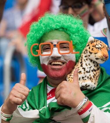 WM 2018, Fans Ein iranischer Fan mit Gesichtsbemalung, Fan, Fans, Zuschauer, Anhaenger, Supporter,Jubel, jubeln, jubelnd, Freude, cheers, celebrate, Portraet, Porträt, Portrait, Close up, Hochformat, Marokko (MAR) - Iran (IRN) 0:1, Vorrunde, Gruppe B, Spiel 4, am 15.06.2018 in St.Petersburg; Fussball Weltmeisterschaft 2018 in Russland vom 14.06. - 15.07.2018. Â *** An Iranian fan with face painting Fan Fans Spectators Supporters Cheers Cheering Cheers Cheers celebrate Portraits Portrait Close up Portrait Morocco Iran IRN 0 1 Preliminary Group B match 4 on 15 06 2018 in St Petersburg Football World Cup 2018 in Russia from 14 06 15 07 2018 Â