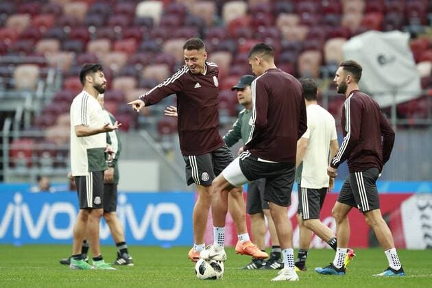 Mexico s nationa soccer team players participate in a traing session at the Luzhniki stadium in Moscow, Russia, 16 June 2018. Mexico will face Germany tormorrow during the FIFA World Cup WM Weltmeisterschaft Fussball Russia 2018. Mexico s national soccer team training session in Moscow !ACHTUNG: NUR REDAKTIONELLE NUTZUNG!  Copyright: xJosexMendezx MOS14 20180616-636647804330638782