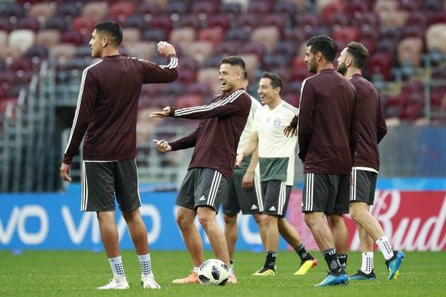 Mexico s national soccer team player Javier Hernandez (C) participates in a training session at the Luzhniki stadium in Moscow, Russia, 16 June 2018. Mexico will face Germany tormorrow during the FIFA World Cup WM Weltmeisterschaft Fussball Russia 2018. Mexico s national soccer team training session in Moscow !ACHTUNG: NUR REDAKTIONELLE NUTZUNG!  Copyright: xJosexMendezx MOS38 20180616-636647809465365040