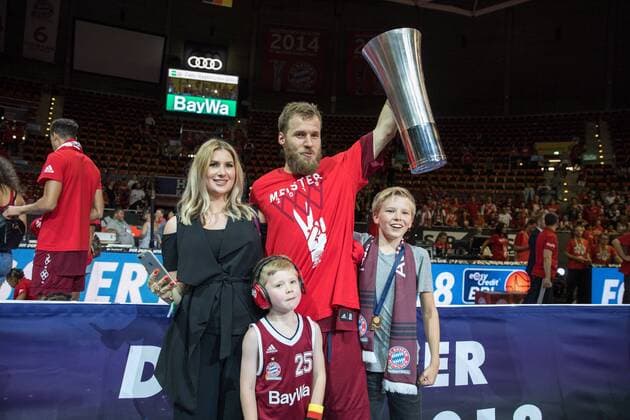 Jubel ueber die gewonnene Deutsche Meisterschaft, Anton Gavel 25 (FC Bayern Basketball) mit seiner Familie und den Pokal in den Haenden, FC Bayern Basketball vs. Alba Berlin, Basketball, BBL, Playoffs, Finale, 16.06.2018 Muenchen Bayern Deutschland