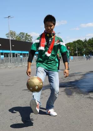Mexikanischer Fan zeigt seine Künste am Ball - 17.06.2018: Deutschland vs. Mexico, Luzhniki Stadium Moskau