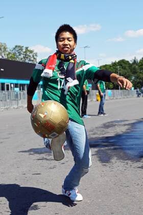 Mexikanischer Fan zeigt seine Künste am Ball - 17.06.2018: Deutschland vs. Mexico, Luzhniki Stadium Moskau