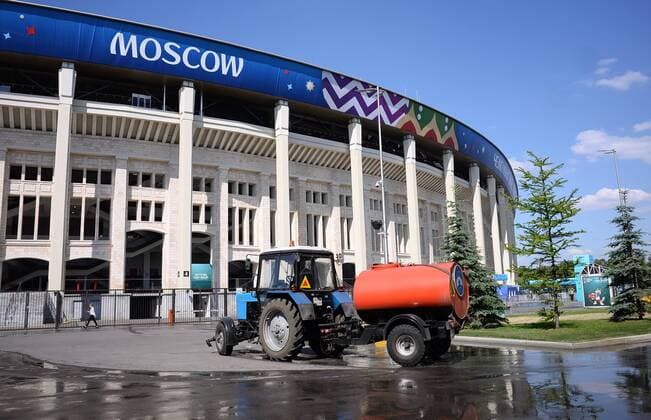 FUSSBALL WM 2018 Vorrunde Gruppe F 17.06.2018 Deutschland - Mexiko Strassenreinigung; ein Traktor verteilt Wasser vor dem Luschniki Stadion.