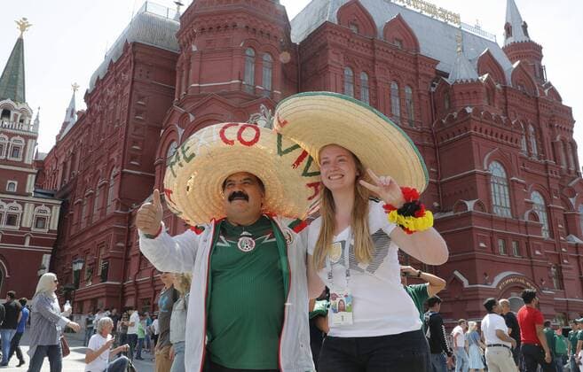 Mexico soccer fans cheer near the Red Square in Moscow, Russia, 17 June 2018. Germany will face Mexico in the FIFA World Cup WM Weltmeisterschaft Fussball 2018 Group F preliminary round soccer match on 17 June 2018. Mexico soccer fans cheer near the Red Square !ACHTUNG: NUR REDAKTIONELLE NUTZUNG!  Copyright: xLavandeiraxJr.x MUN150 20180617-636648382638358359