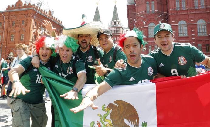 Mexico soccer fans cheer near the Red Square in Moscow, Russia, 17 June 2018. Germany will face Mexico in the FIFA World Cup WM Weltmeisterschaft Fussball 2018 Group F preliminary round soccer match on 17 June 2018. Mexico soccer fans cheer near the Red Square !ACHTUNG: NUR REDAKTIONELLE NUTZUNG!  Copyright: xLavandeiraxJr.x MUN149 20180617-636648383261170900