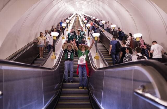 Moskau, 17.06.2018 Rolltreppe mit Mexikanischen Fans in der Metro Station Sportivnaya am Luschniki Stadion Land und Leute