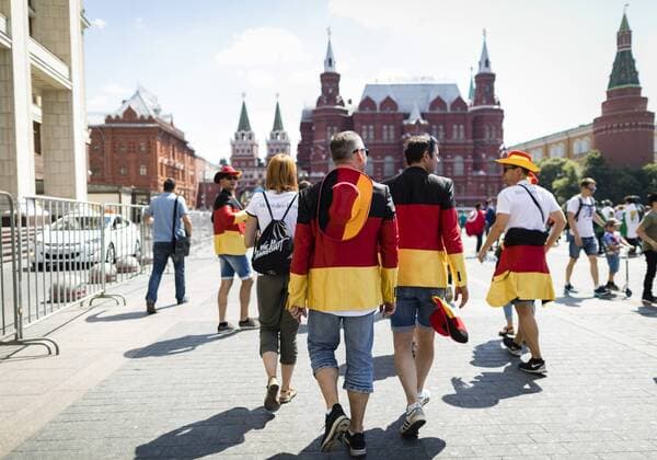 Moskau, 17.06.2018 Deutsche Fans vorm Staatlichen Historischen Museum Moskau Land und Leute
