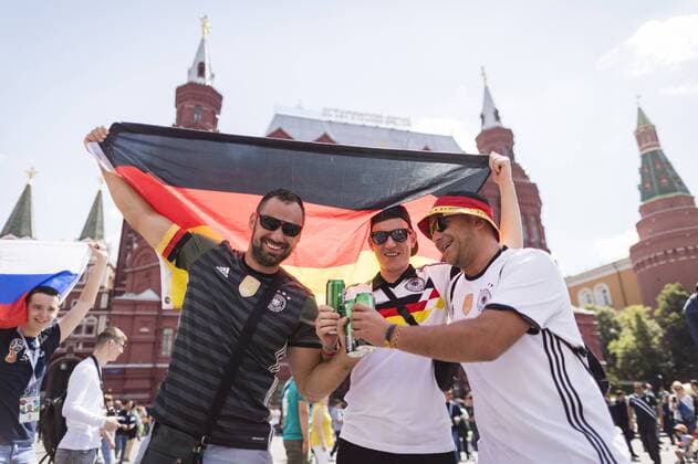 Moskau, 17.06.2018 Deutsche Fans vorm Staatlichen Historischen Museum Moskau Land und Leute