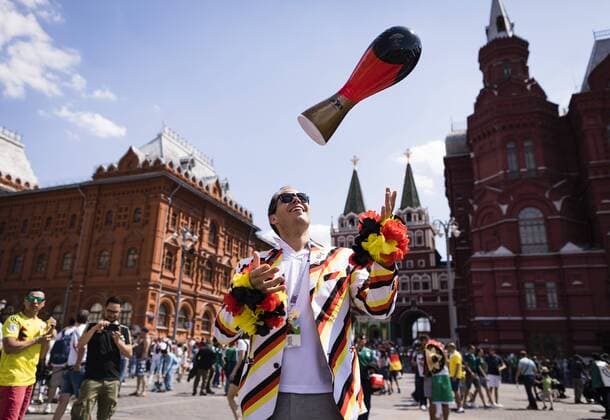 Moskau, 17.06.2018 Deutscher Fan wirft WM Pokal in Deutschland Farben vorm Staatlichen Historischen Museum Moskau in die Luft Land und Leute