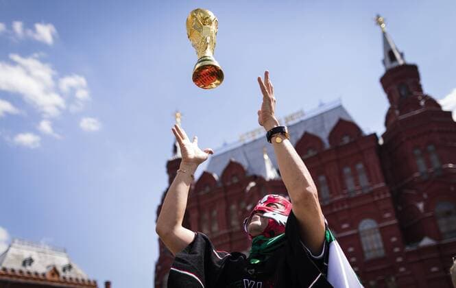 Moskau, 17.06.2018 Mexikanischer Fan wirft WM Pokal in Deutschland Farben vorm Staatlichen Historischen Museum Moskau in die Luft Land und Leute