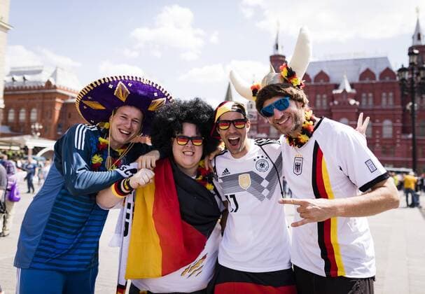 Moskau, 17.06.2018 Deutsche Fans vorm Staatlichen Historischen Museum Moskau Land und Leute