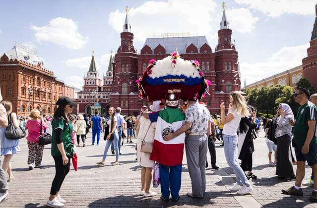 Moskau, 17.06.2018 Fans sind ein beliebtes Fotomotiv vorm Staatlichen Historischen Museum Moskau Land und Leute