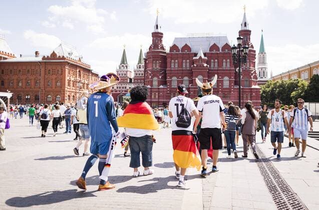 Moskau, 17.06.2018 Deutsche Fans vorm Staatlichen Historischen Museum Moskau Land und Leute