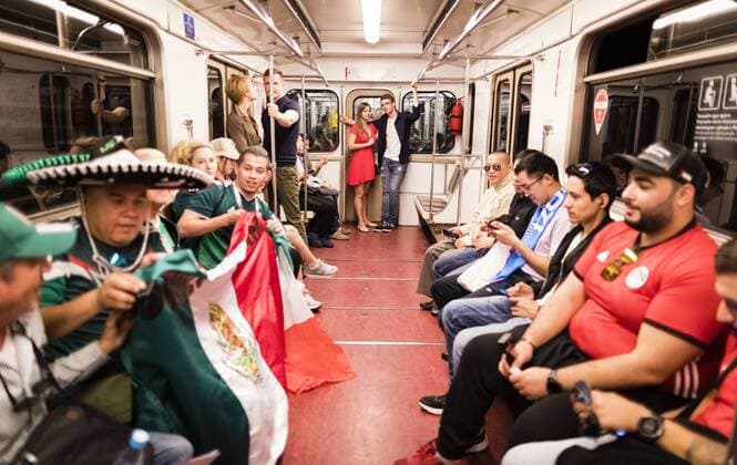 Moskau, 17.06.2018 Paar beobachtet Fans in der Metro Linie 1 Land und Leute
