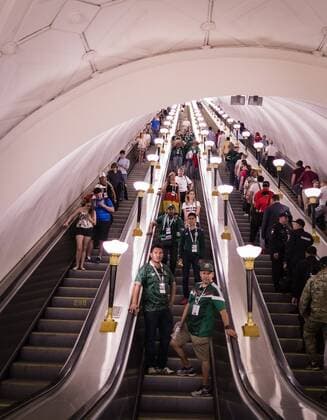 Moskau, 17.06.2018 Rolltreppe mit Fans in der Metro Station Sportivnaya am Luschniki Stadion Land und Leute