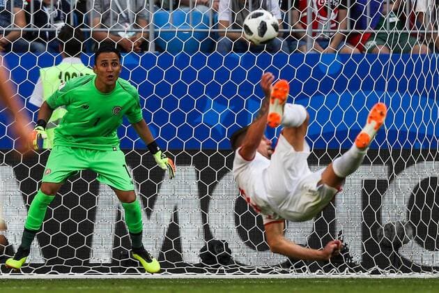 Bilder des Tages - SPORT SAMARA, RUSSIA - JUNE 17, 2018: Costa Ricaâ€™s goalkeeper Keylor Navas (L) in their 2018 FIFA World Cup WM Weltmeisterschaft Fussball Group E Round 1 match against Serbia at Samara Arena Stadium. Yegor Aleyev TASS  TS084B97